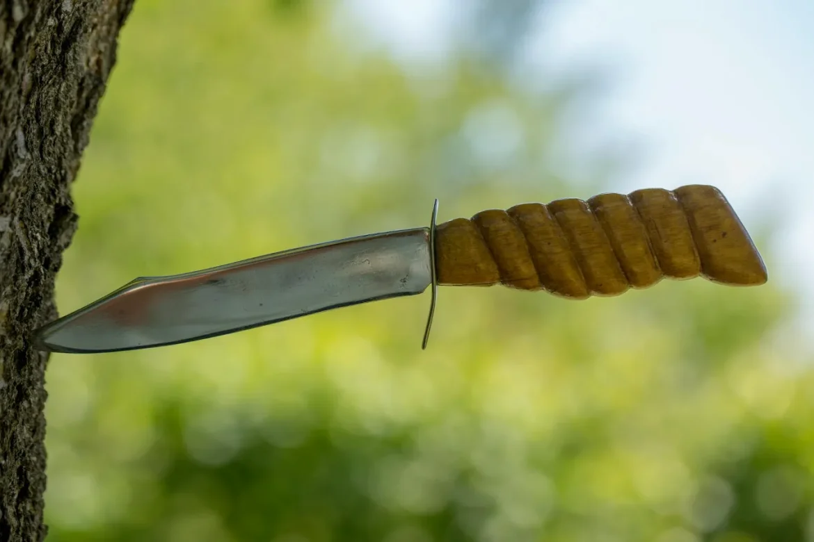 Hunting Knife Set Buying Guide - hunting knife set